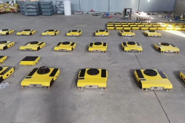 The heavy-duty electric machine dolly is a motorised handling device designed for loading and transporting heavy equipment. It is ideal for manoeuvring machinery into or out of restricted spaces where cranes and other conventional lifting equipment cannot be deployed, making it a perfect auxiliary solution to complement cranes for equipment transportation and relocation tasks.